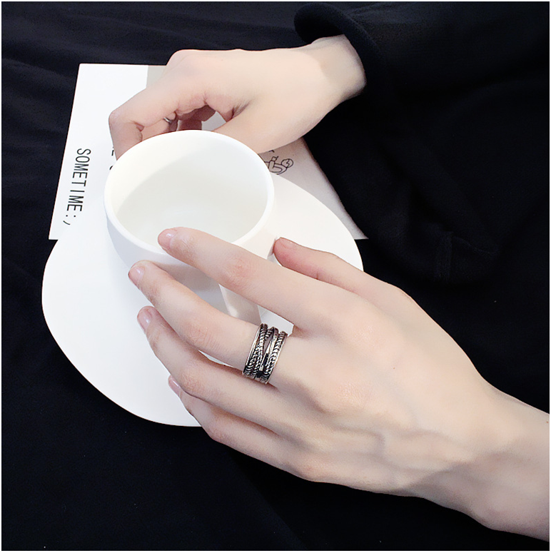 Nhẫn bản to đan chéo cá tính