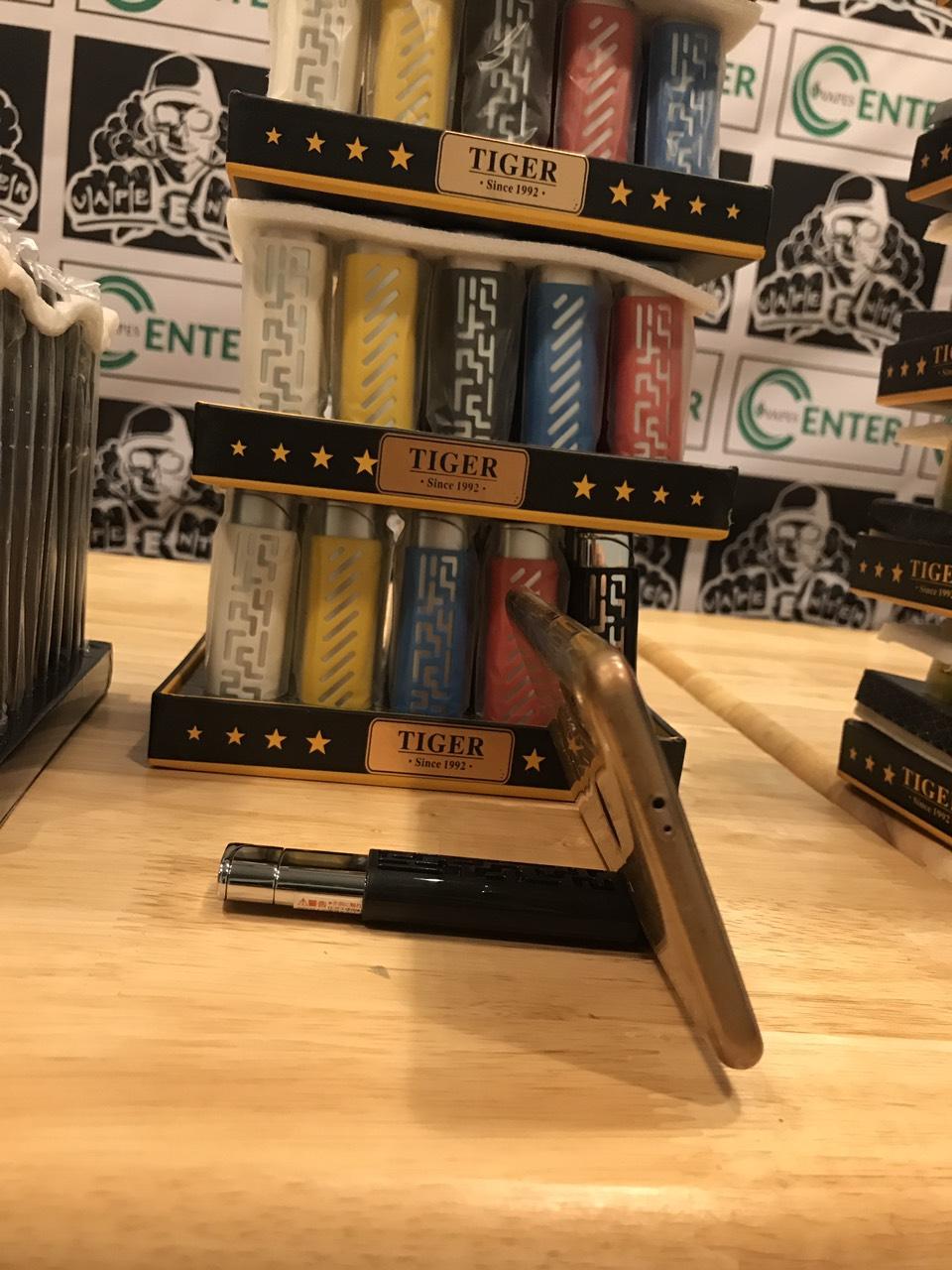 Bật Lửa Tiger Lửa Khò Đỏ -Kiêm Giá Đỡ Điện Thoại [Authentic]