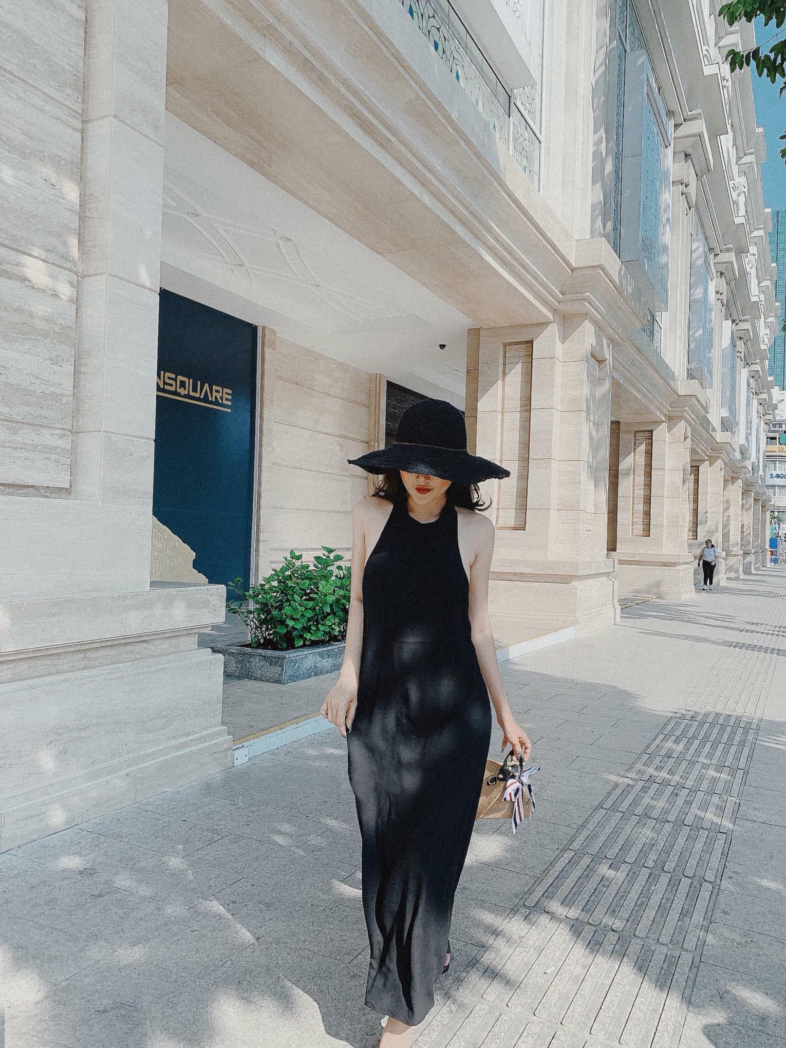 Đầm maxi cổ yếm hở lưng
