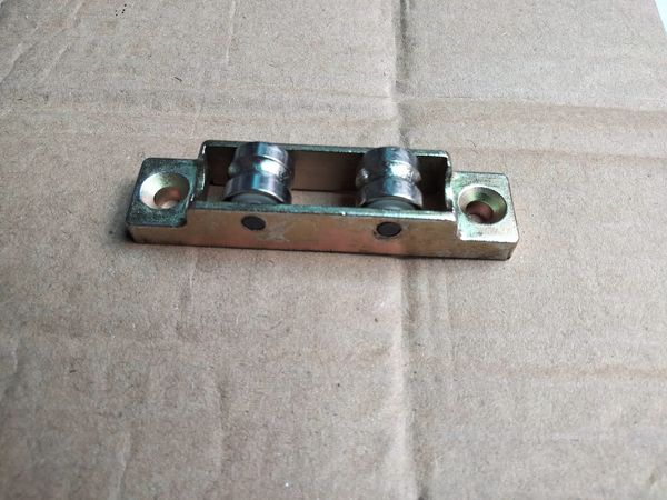Bánh xe cửa lùa cửa nhựa lõi thép