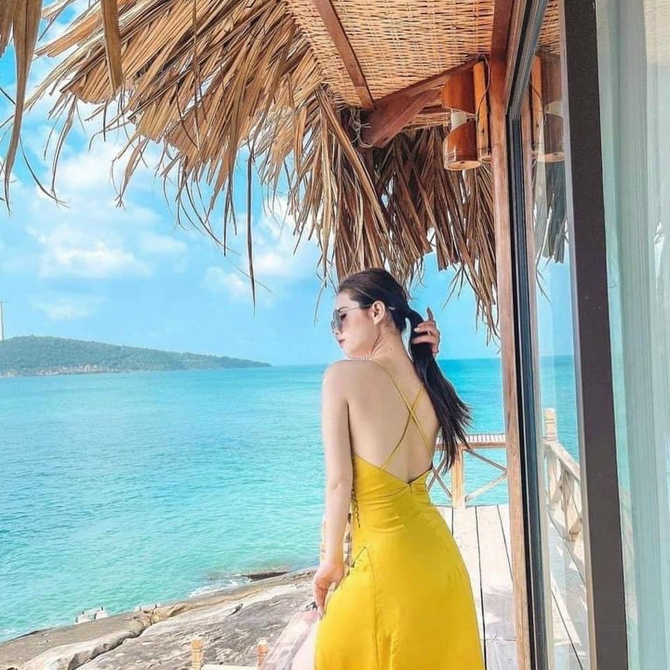 Đầm maxi vàng nút eo xẻ tà