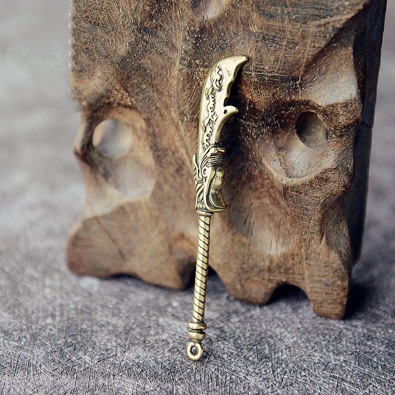 Tượng Nhỏ Phong Thủy Bằng Đồng Kiểu Dáng Hình Thanh Đồ Long Đao (Kích Thước: 8.0cm x 1.3cm)