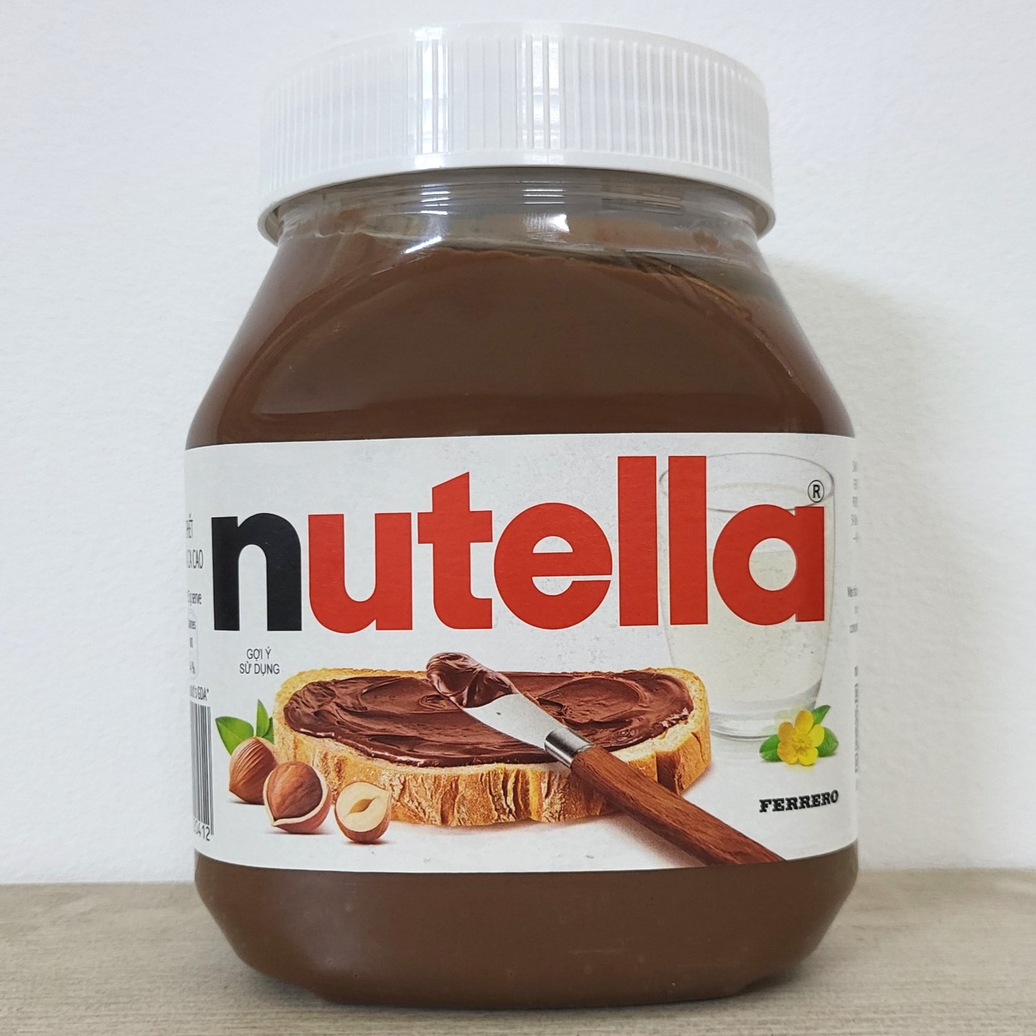 NUTELLA (HỘP NHỰA LỚN 680g) BƠ HẠT PHỈ CA CAO PHẾT BÁNH MÌ Hazelnut Spread with Cocoa