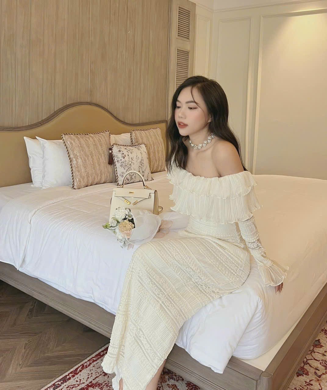 Đầm ren trễ vai phối bèo tay dài