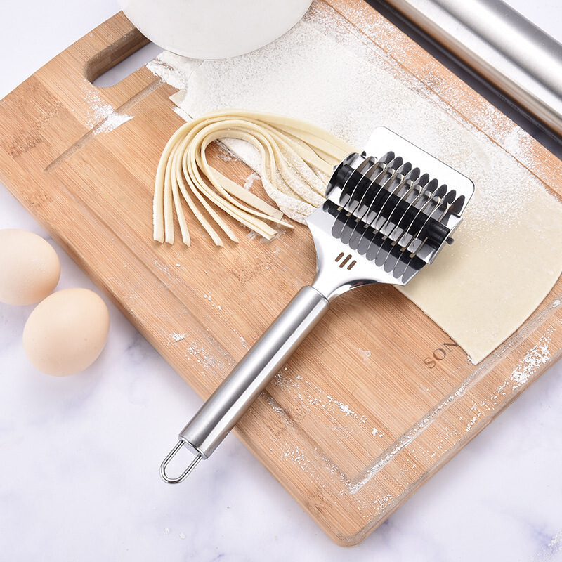 Dụng cụ cắt sợi mì tiện dụng