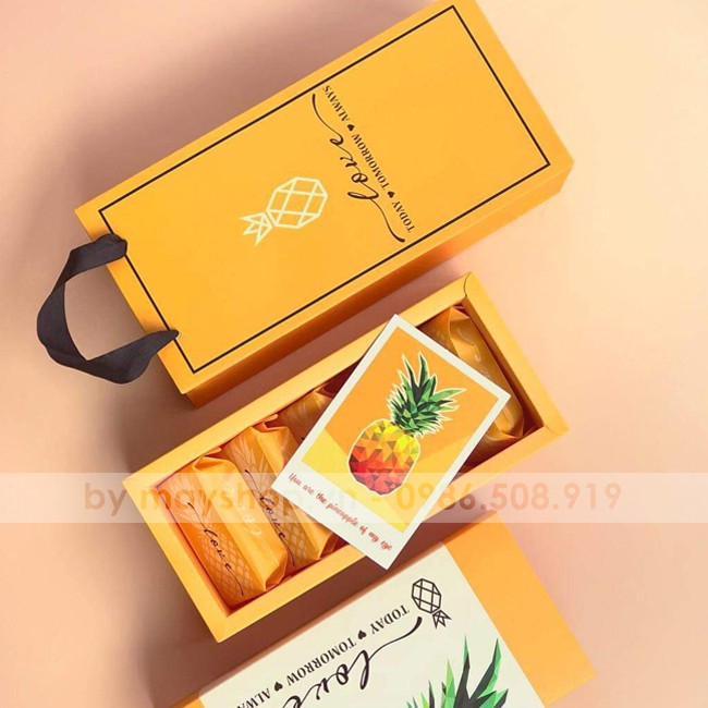 Hộp bánh dứa màu vàng