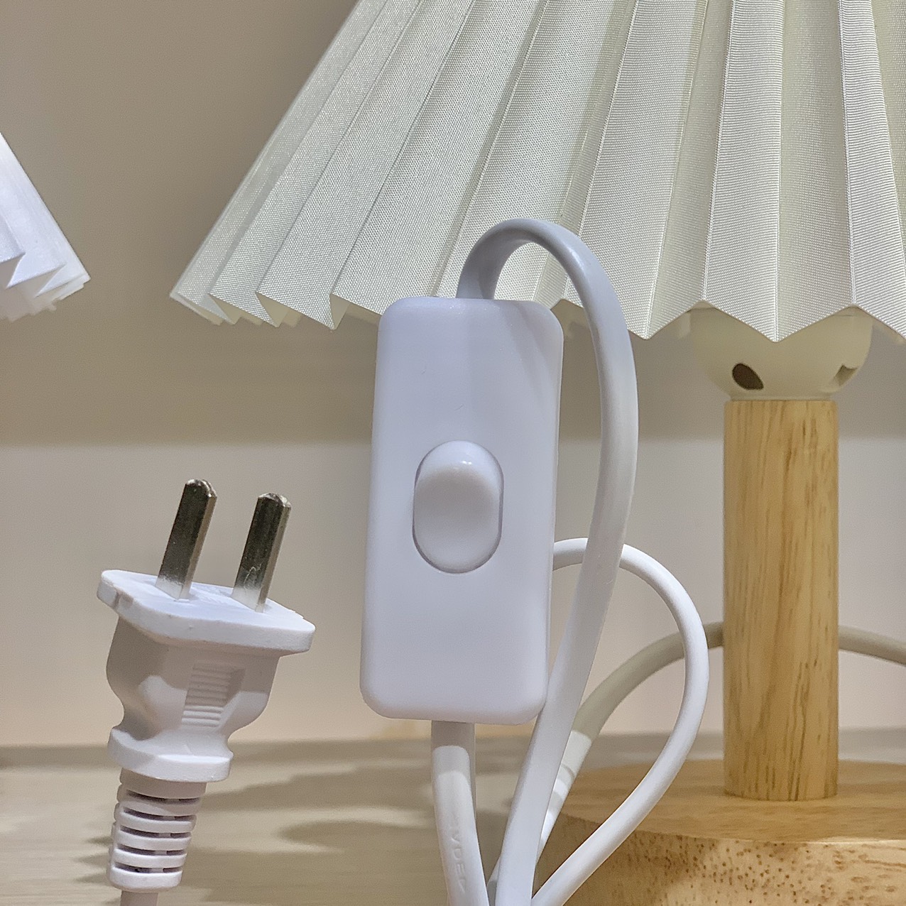 Đèn ngủ để bàn thân gỗ chụp xếp ly