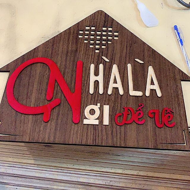 Bảng gỗ trang trí hình ngôi nhà decor