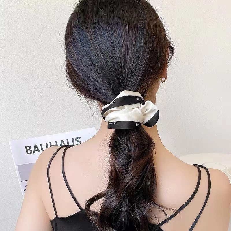 CỘT TÓC BUỘC TÓC SCRUNCHIES HỌA TIẾT TRÁI TIM SẮC MÀU