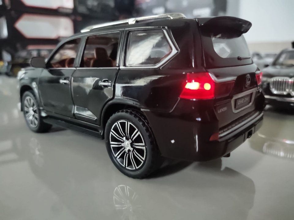 Xe mô hình Lexus LX570, tỉ lệ 1:24, màu đen