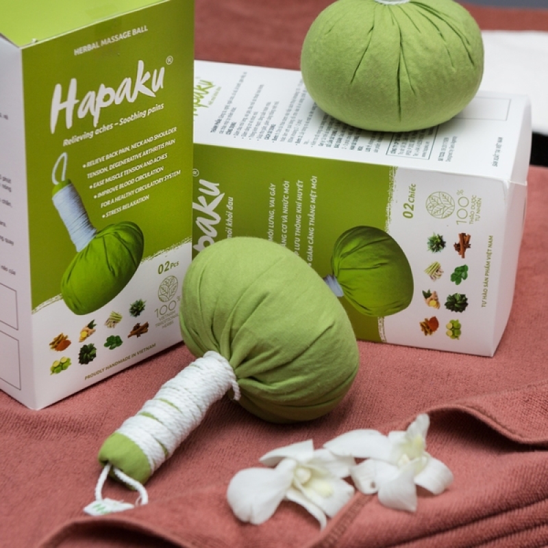 Bóng Mát-xa Thảo Dược Massage Thư Giãn Toàn Thân Giảm Đau Nhức Hương Thơm Thảo Dược Dễ Chịu Hapaku (Hộp 2 quả 140g/quả) cao cấp
