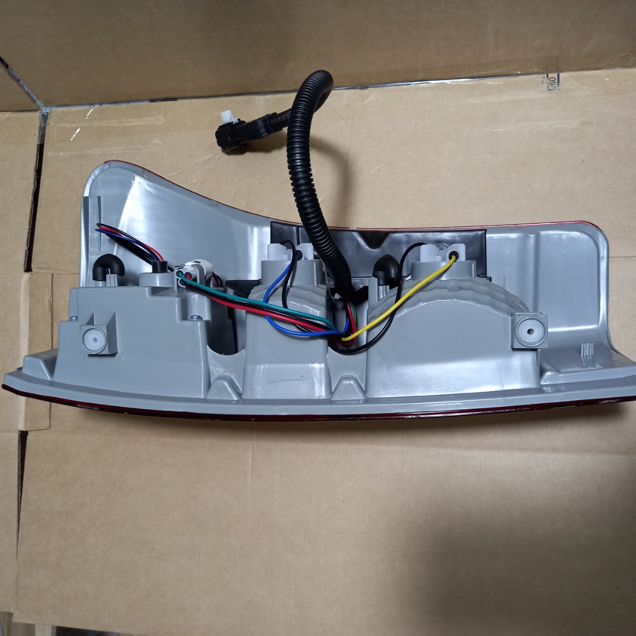 ĐÈN HẬU ISUZU DMAX 2012 - 2014 BÊN LÁI, CÓ LED
