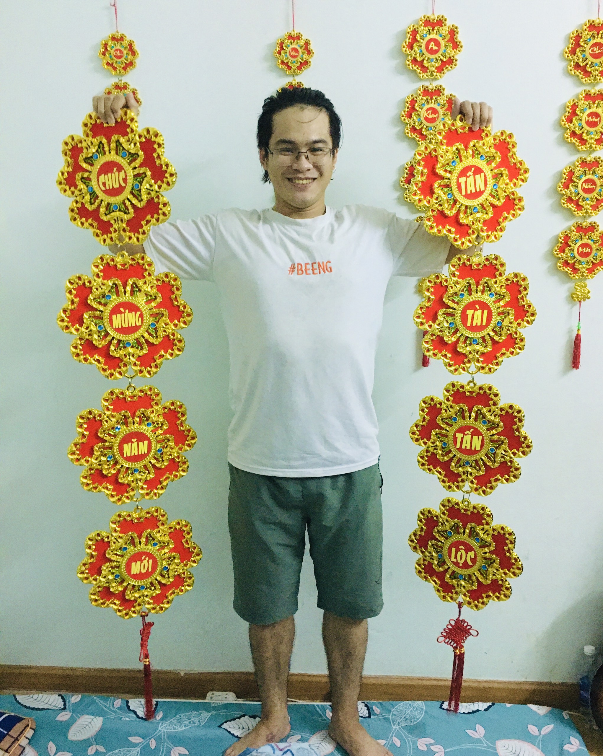 1 đôi hoa mai đại trang trí tết vàng đại chữ việt in trên vải nhung 30x130cm