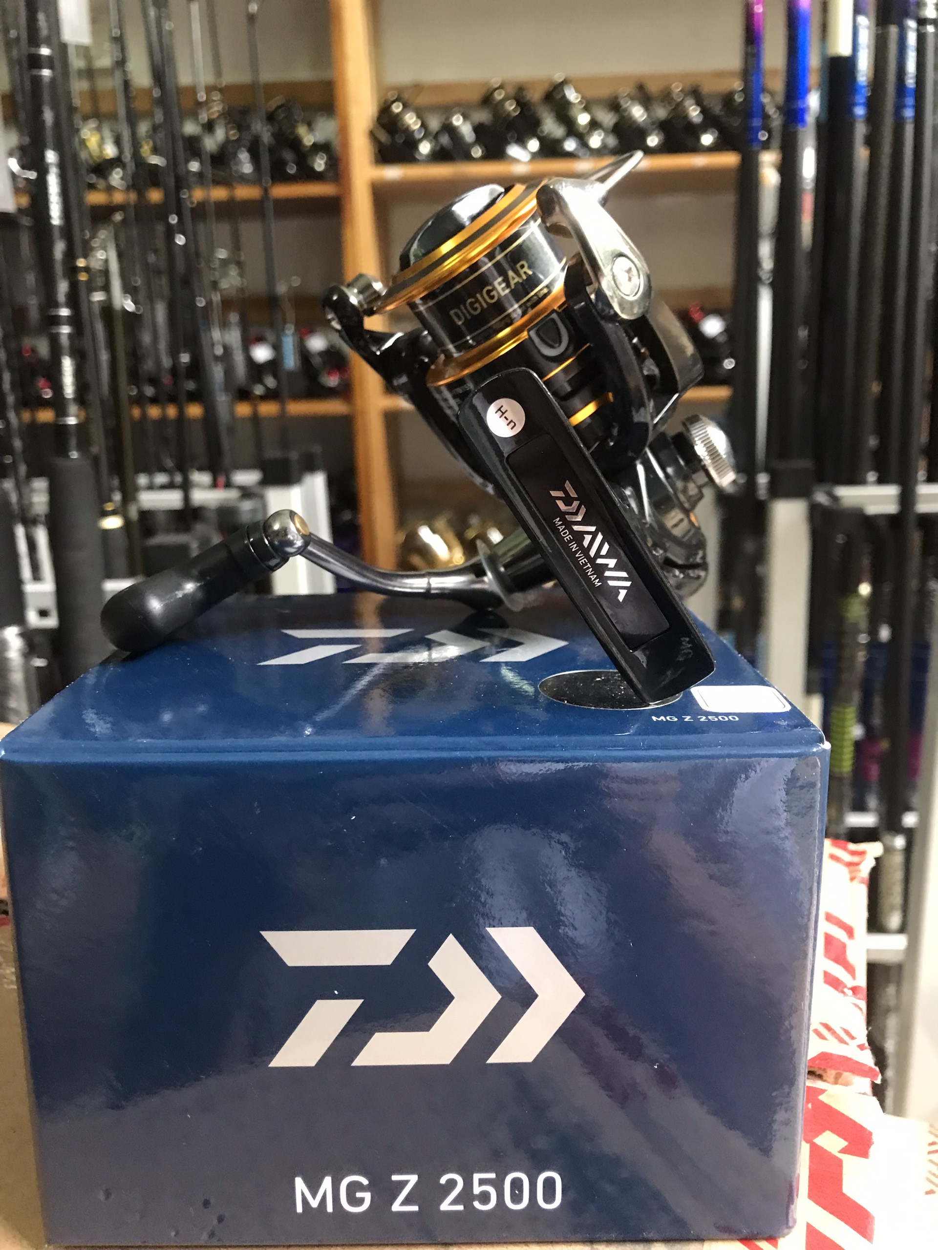 Máy Đứng Daiwa MG Z2500
