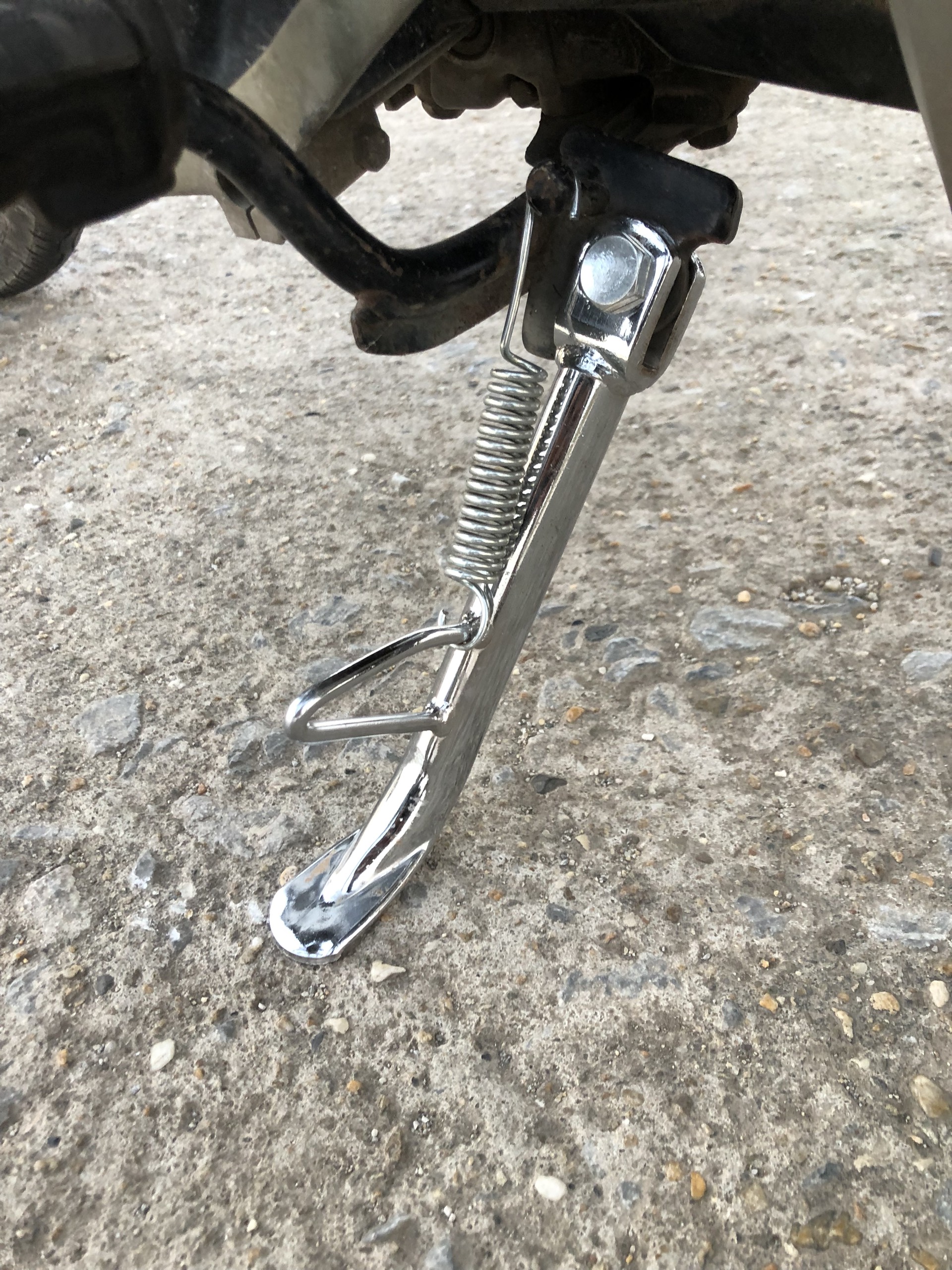 Chân chống inox gắn cho các loại xe côn và xe số