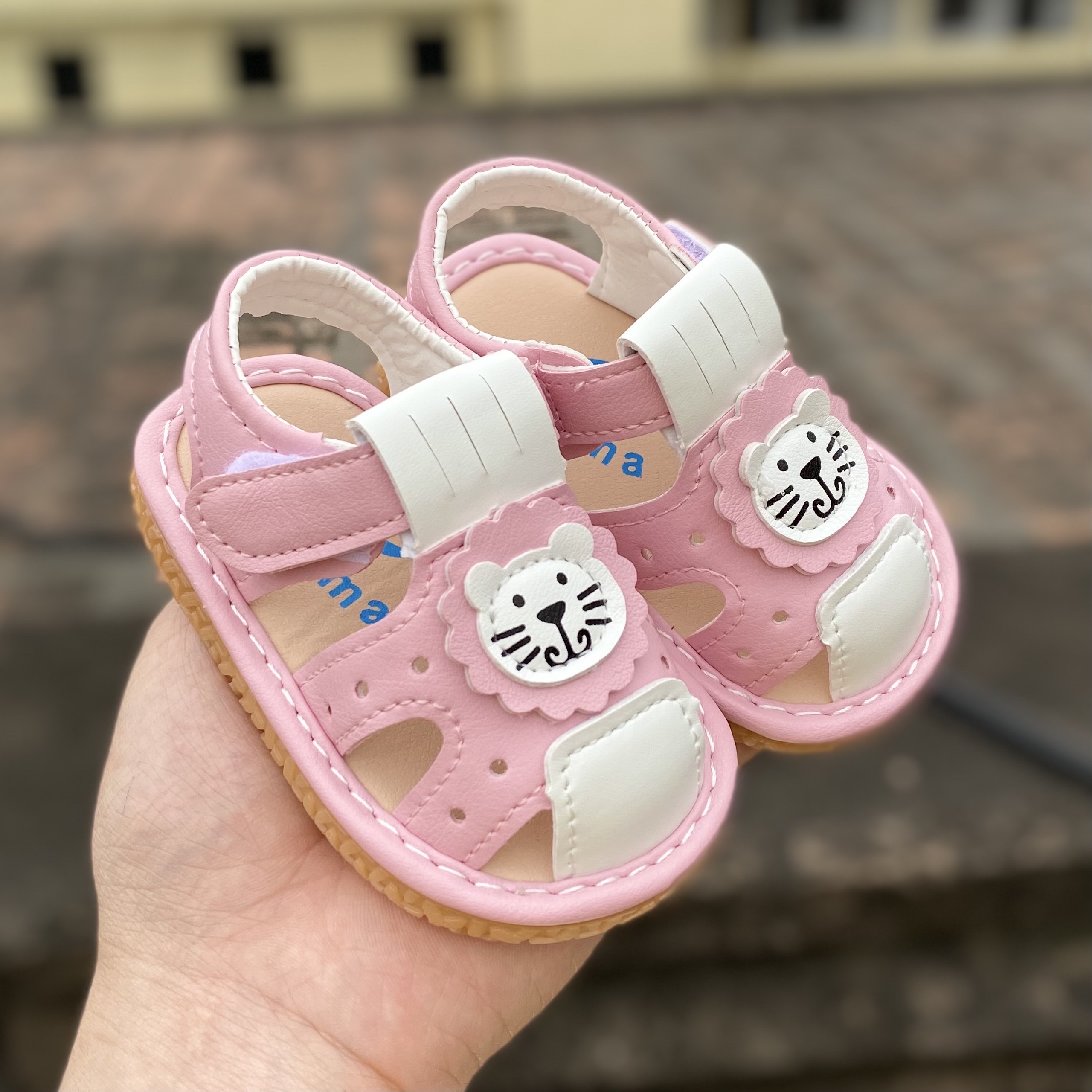 Sandal Tập Đi Cho Bé Chống Trơn Thoáng Khí Đế Mềm Hình Sư Tử Phát Tiếng Kêu ( 518 )