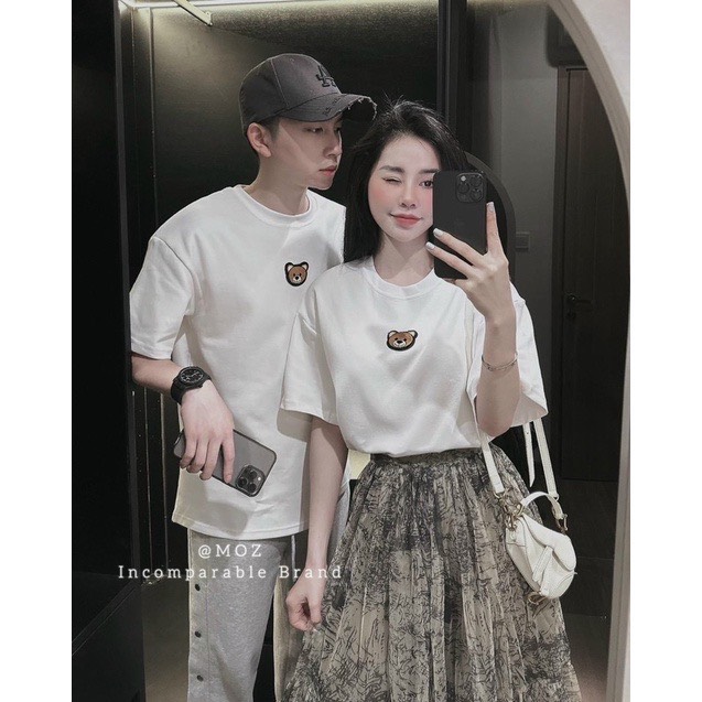 Áo thun trắng cổ tròn thêu gấu nâu