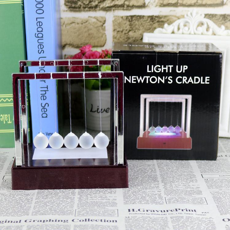 Con lắc Newton mẫu mới có dạ quang phát sáng độc đáo