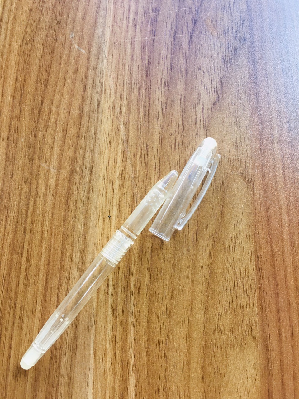 Vỏ bút để bỏ ruột viết ủi là bay