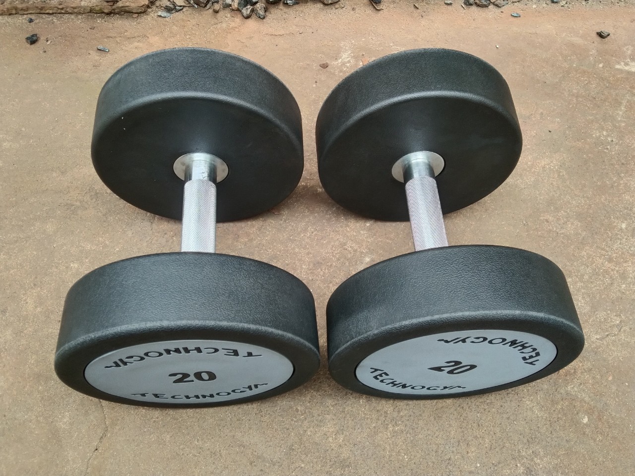 Tạ tay 20kg bọc cao su Technogym