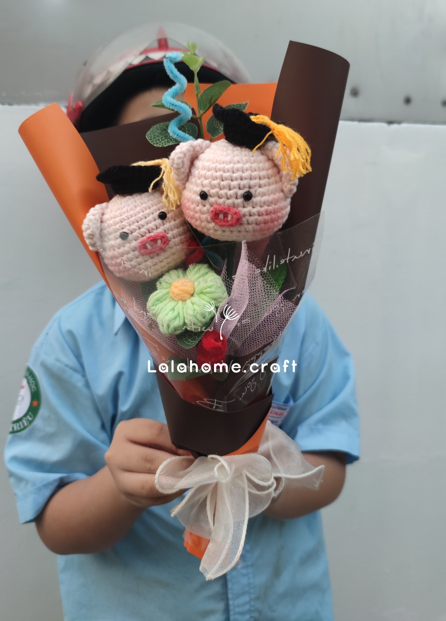 Hoa len bé heo tốt nghiệp (Ảnh Thật)