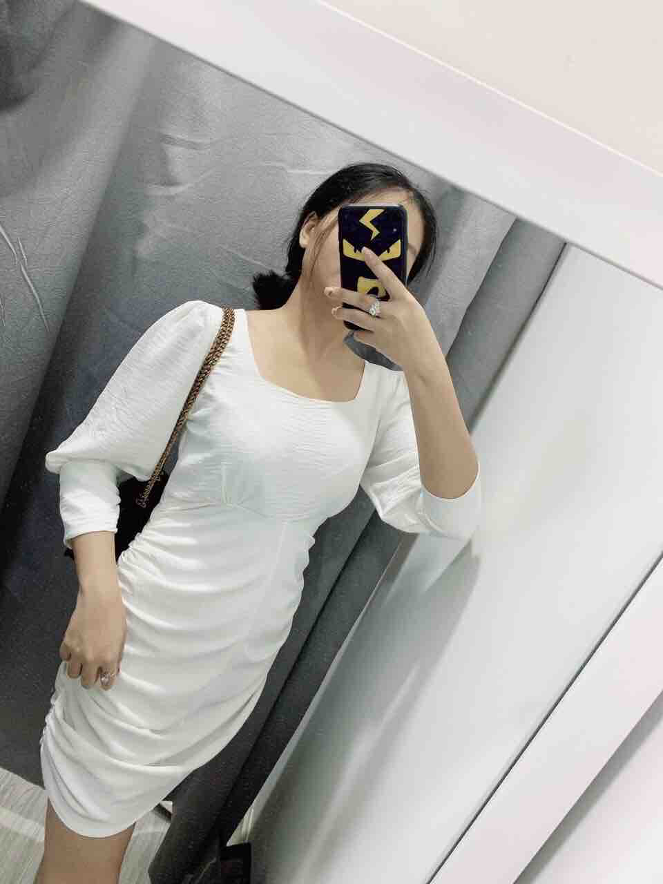 Đầm trắng linen gân ôm body cổ vuông
