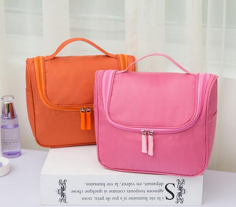 Túi dựng mỹ phẩm xách tay Pouch