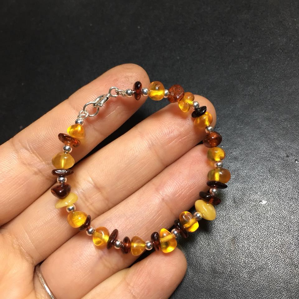 Vòng tay hổ phách lõi bằng bạc cho bé