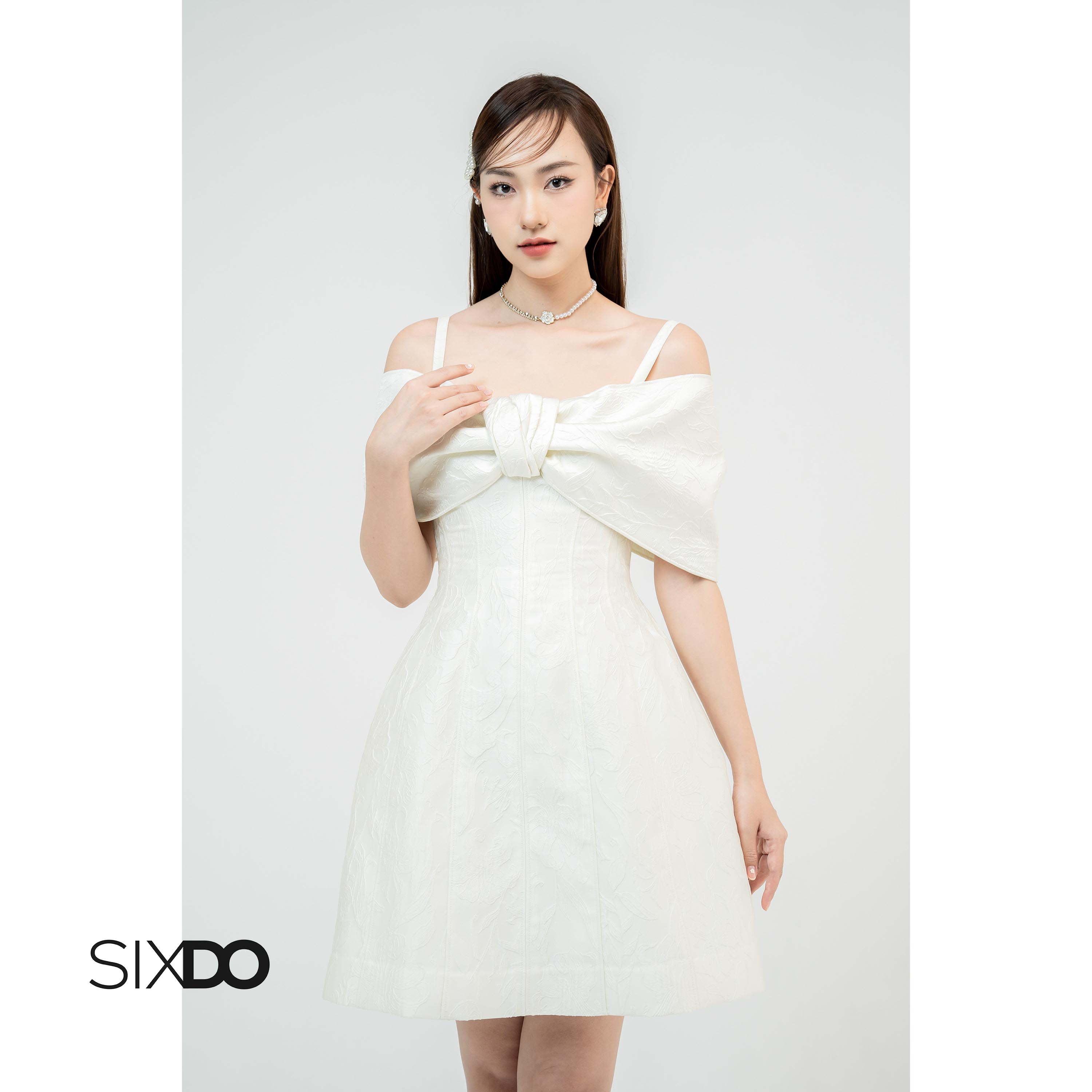 Đầm gấm kem trễ vai sixdo