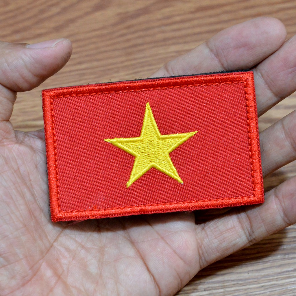 Hình dán lá cờ Việt Nam đã trở thành một sản phẩm phổ biến và được yêu thích trong cộng đồng trẻ. Nó không chỉ giúp thể hiện tình yêu quê hương, mà còn làm tăng tính thẩm mỹ cho đồ đạc. Với những mẫu hình độc đáo và sáng tạo, hình dán lá cờ Việt Nam sẽ mang đến một món quà ý nghĩa cho bạn bè và người thân.