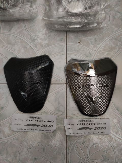 Ốp nắp xăng phủ Cacbon/Xi xe SH 2020