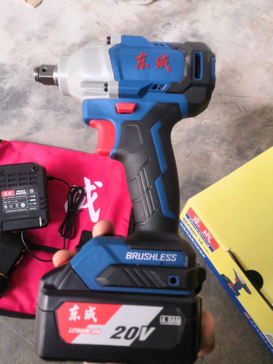 Máy siết bu lông DONGCHENG- CHính hãng  hàng không chổi than .20V MÁY 2PIN