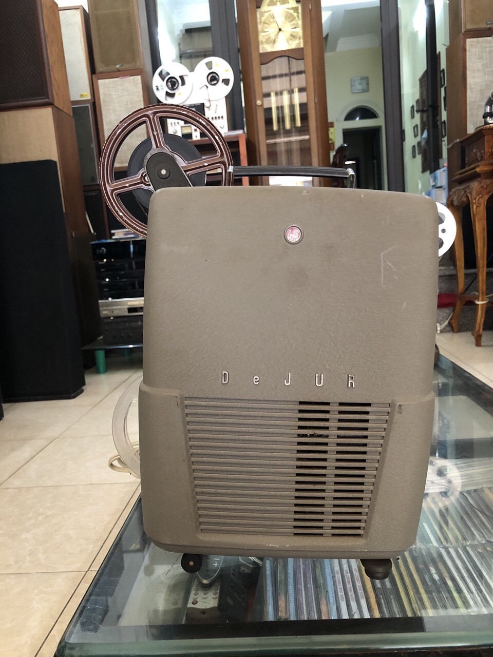 máy chiếu phim nhựa Cổ của Mỹ