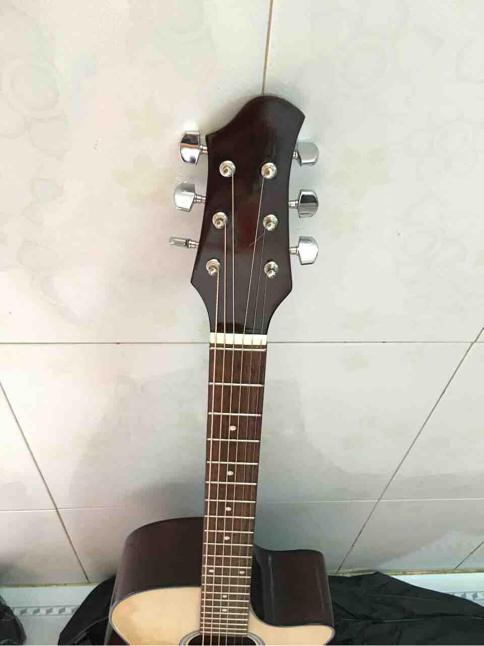 Đàn guitar Acoustic dành cho người mới tập