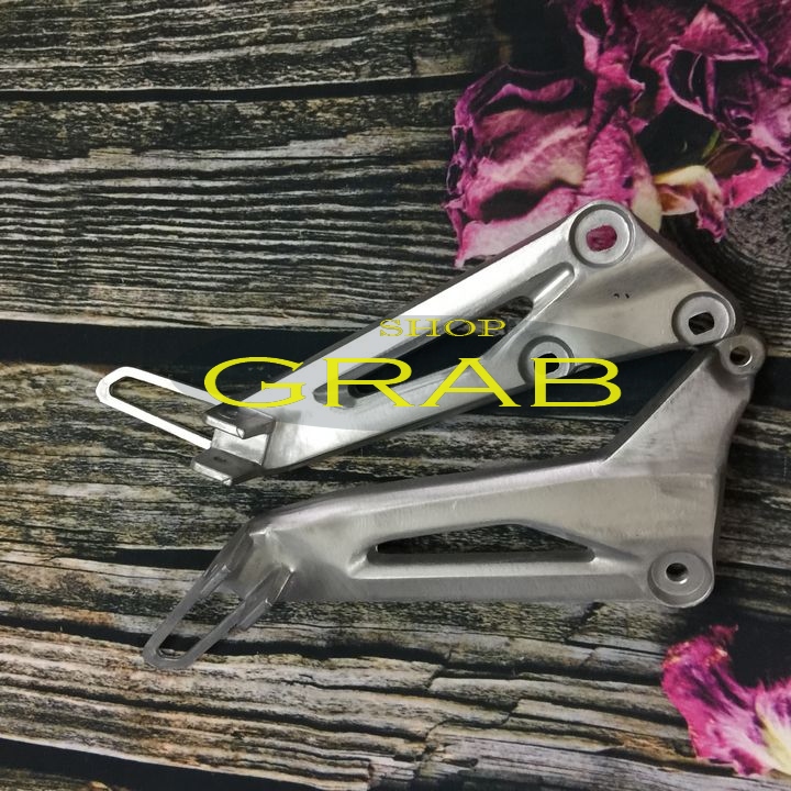 Gác chân sau - bát nhôm xe DREAM (1 đôi trái và phải )