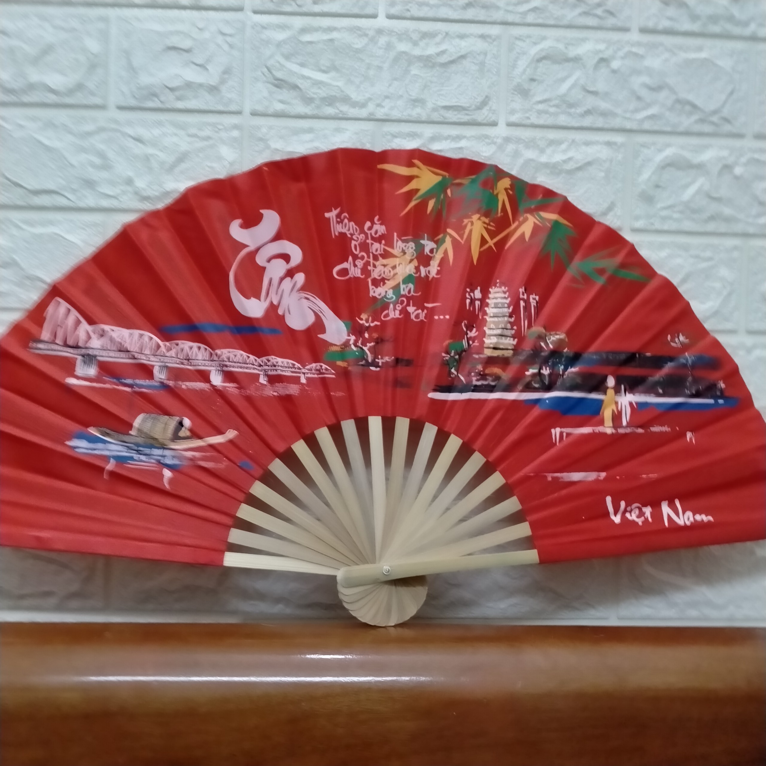 Quạt vải Huế dài 25cm ( xòe ra 45cm, nặng 50g  giao màu ngẫu nhiên )
