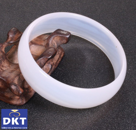 Vòng tay mã não trắng vân mây bản hẹ ni 54-55mm mệnh kim thủy