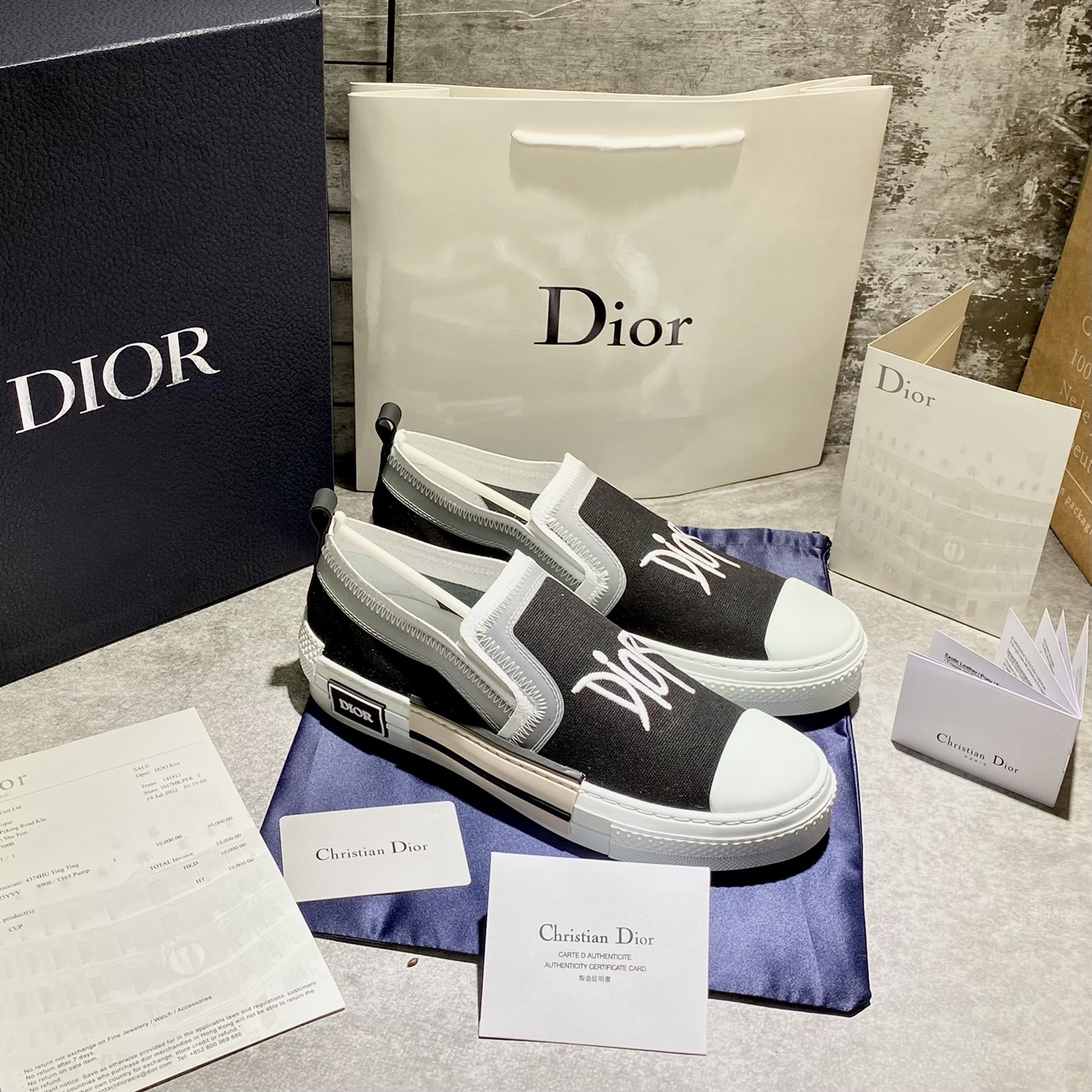 Dior ra mắt siêu phẩm Sneaker B23 Slipon với sự hòa quyện sắc nét giữa hai  màu màu đen và trắng