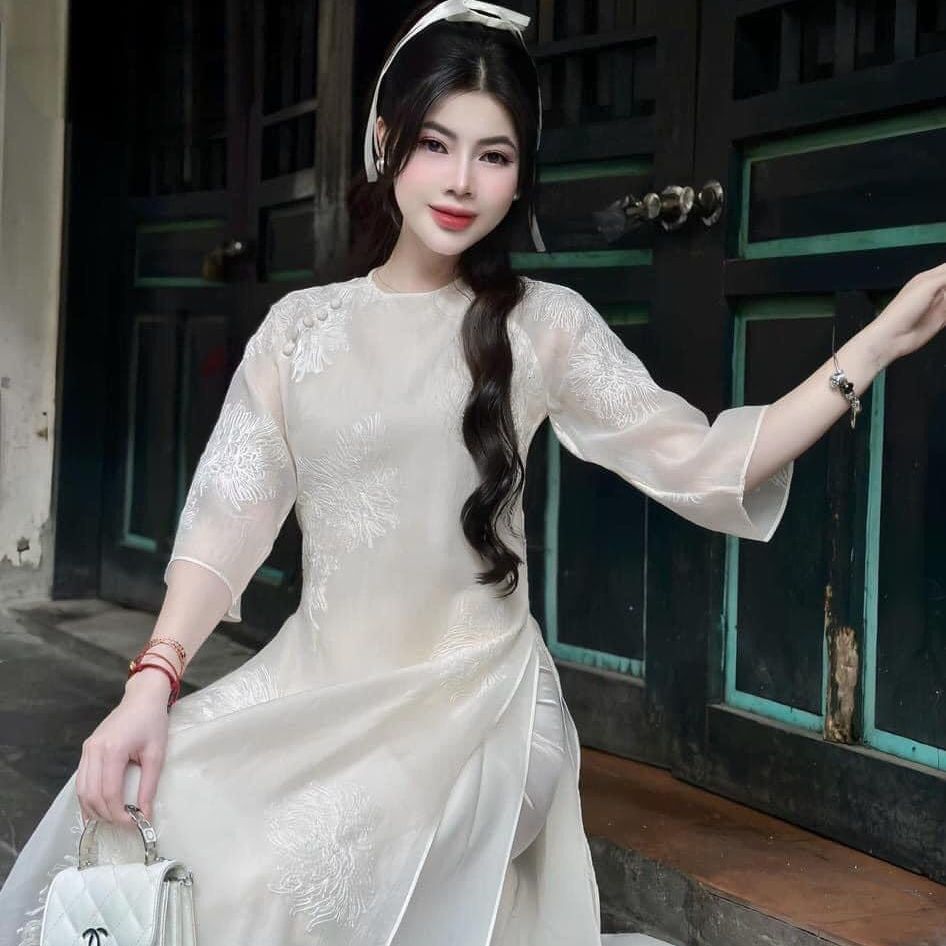 Áo dài cách tân 4 tà màu trắng tơ thêu nổi cổ tròn tay lỡ