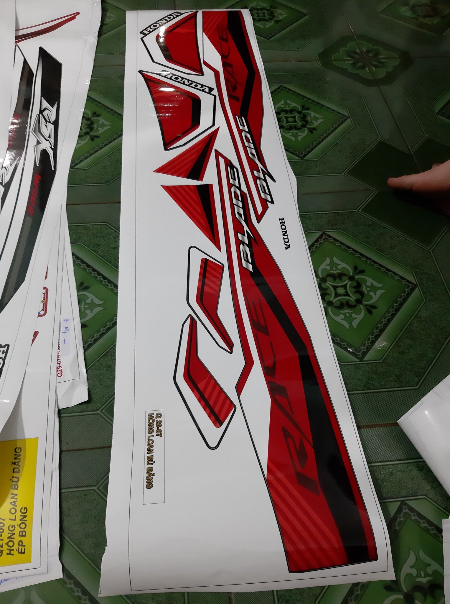 Tem rời blade đỏ xe đen