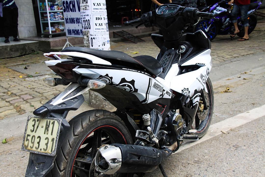 Tem Trùm Exciter 150 Trắng Đen Akrapovic