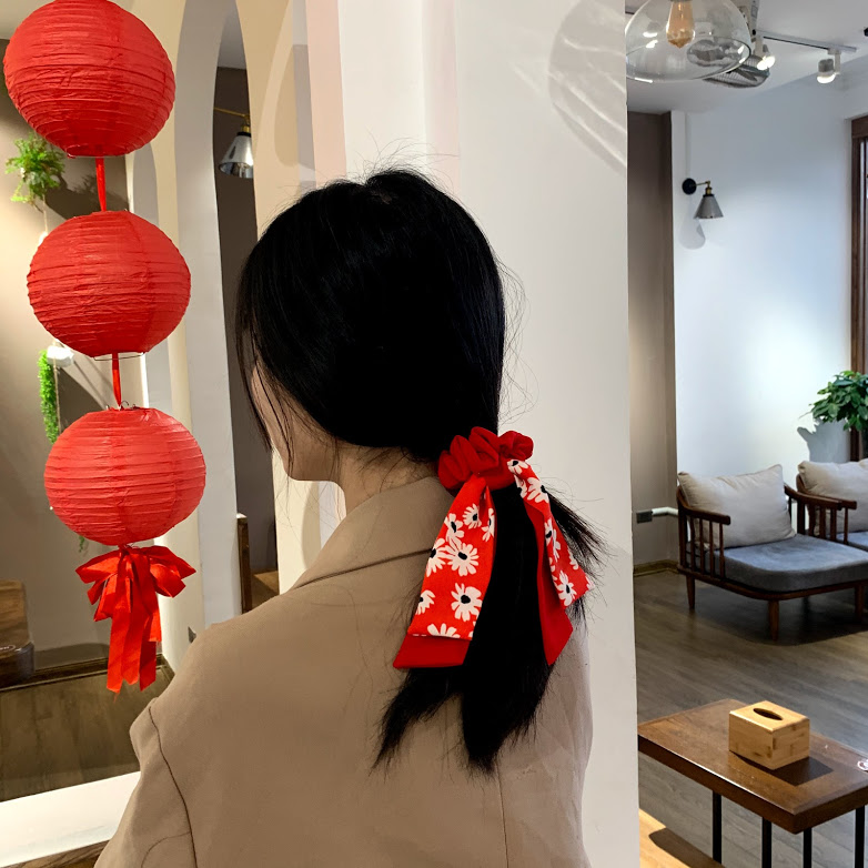 Dây cột tóc pelta scrunchies nơ dài đỏ hoa cúc