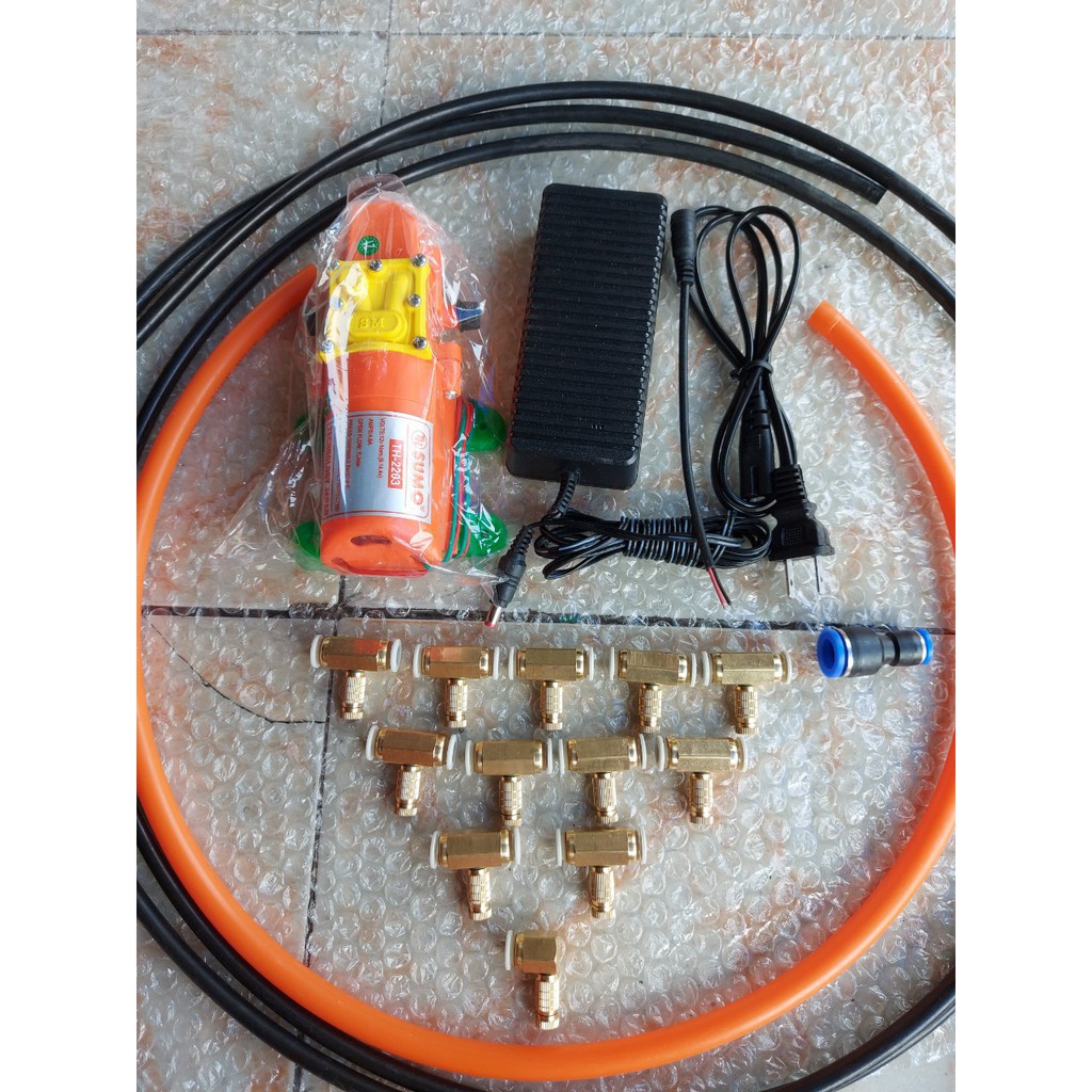 Bơm Sumo cam kèm nguồn 12v-5a. 20m dây phun. 15 béc đồng. 1m dây hút, lọc rác , cổ dê . dùng để phun sương , tưới lan , xịt rửa máy lạnh và rửa xe ..