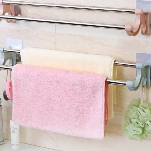 Kệ treo khăn tắm tiện lợi giúp bạn treo đồ trong nhà tắm tiện lợi, không làm hư hại mặt gạch.Không cần phải khoan tường gắn đinh, dán móc bằng keo 2 mặt. Ngoài ra, bạn có thể dùng treo các vật dụng khác (đồ cá nhân lúc tắm, cây lau,...)