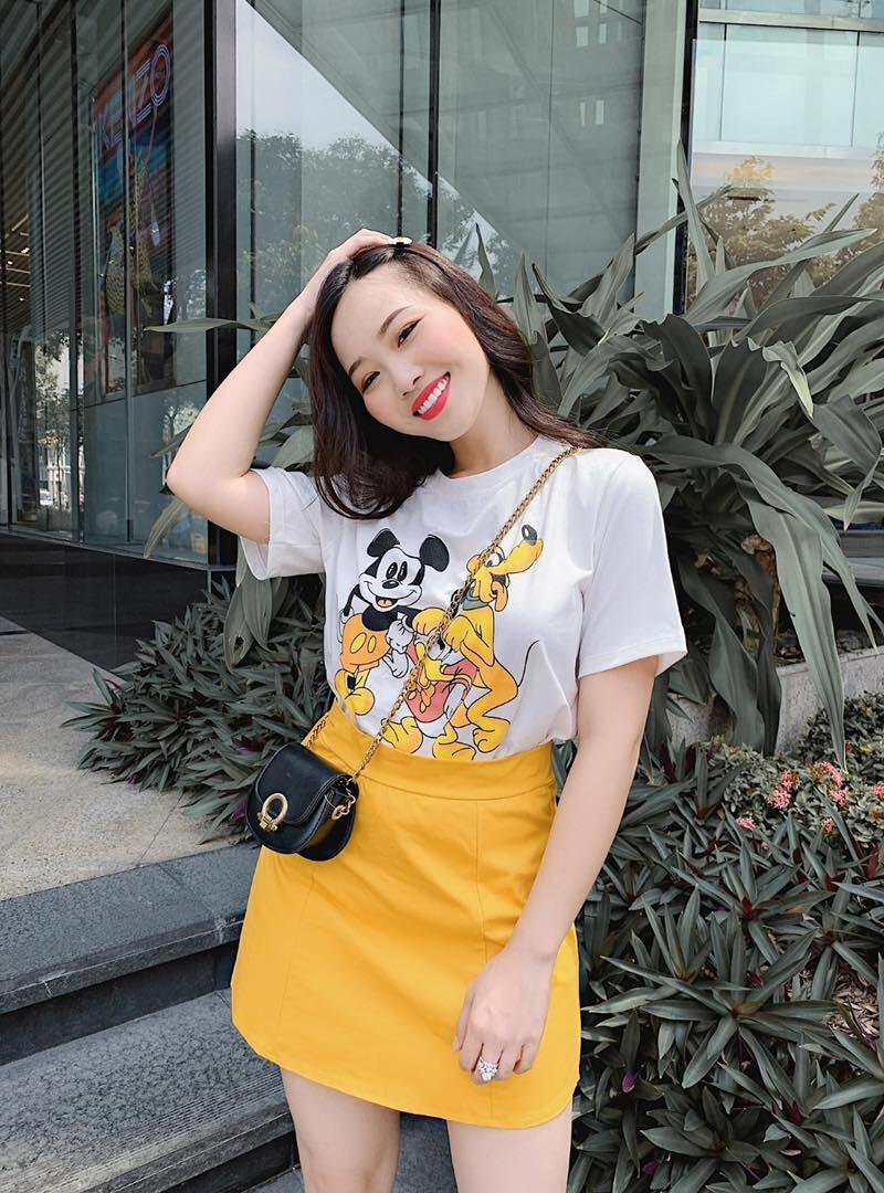 Set áo thun in hình và chân váy ngắn