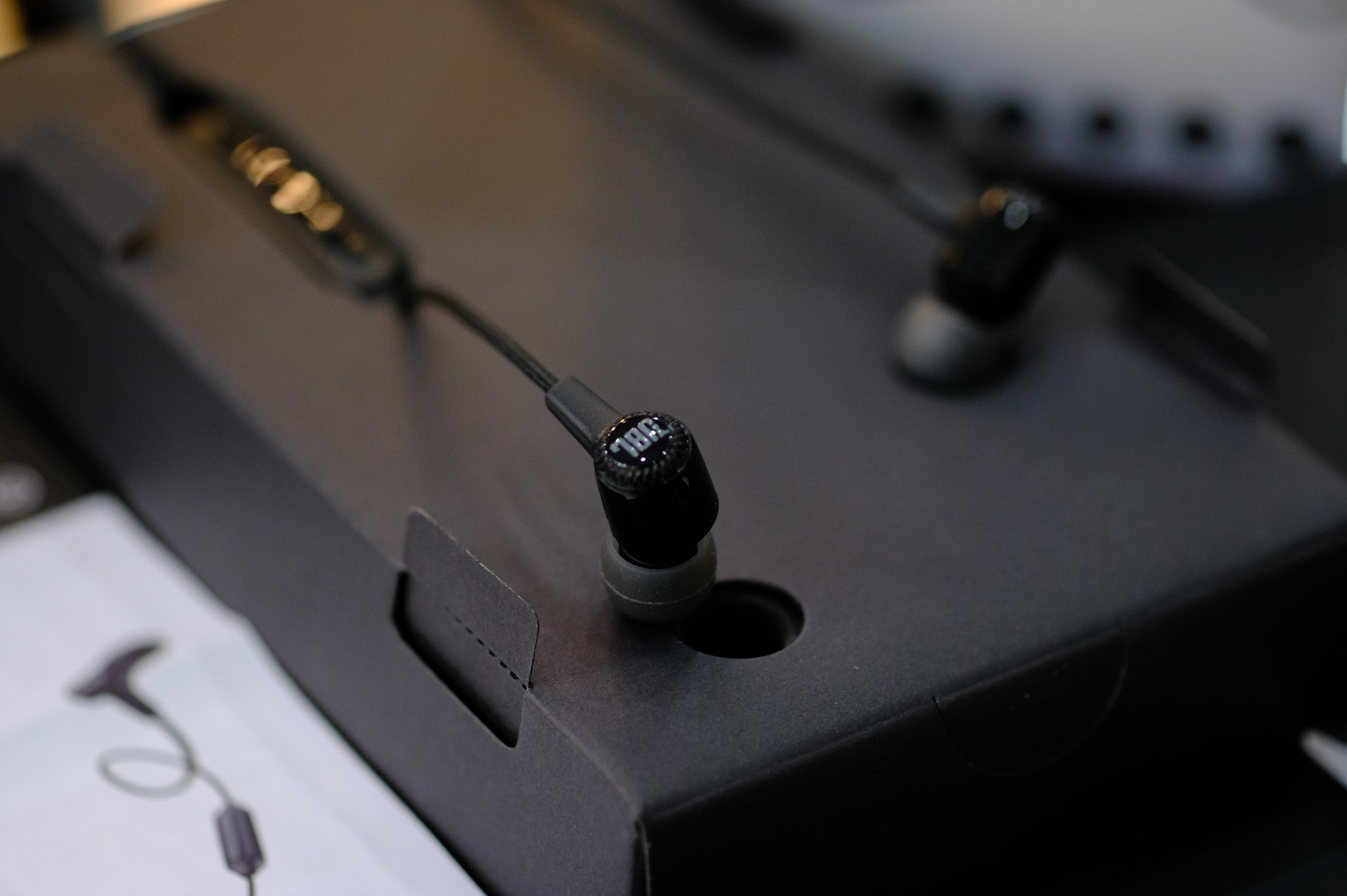 Tai nghe bluetooth JBL E25BT Chính Hãng