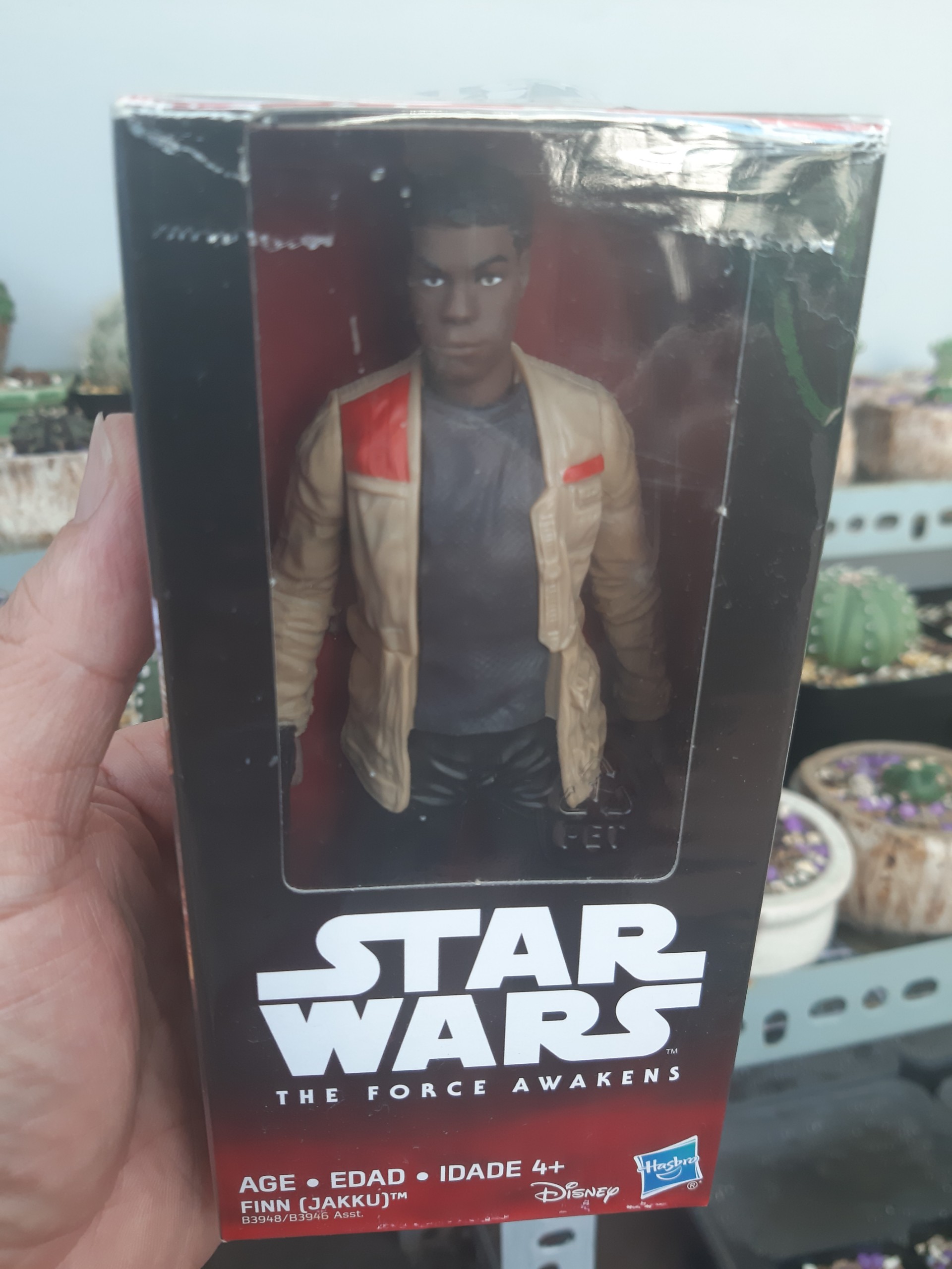 Mô hình nhân vật FINN trong phim STAR WARS của hãng Hasbro có hộp như hình