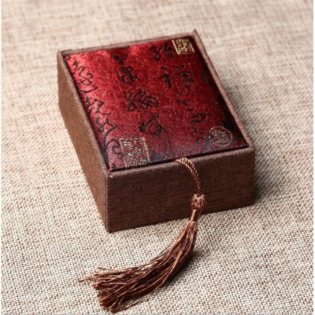 Hộp gấm đựng nhẫn, chỉ đỏ kim vàng kt 6,6x6x3,5cm
