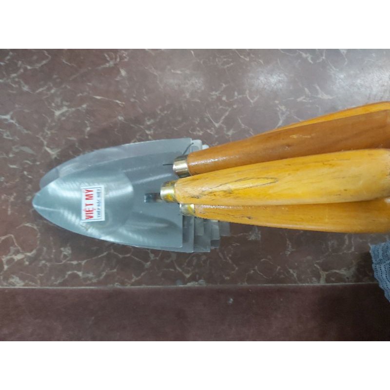 01 cái bay thợ hồ 1t