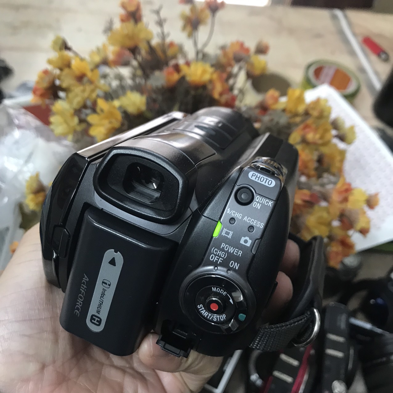 Máy quay phim Sony SR12